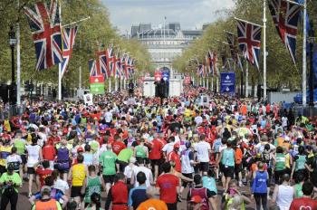 Atletas compiten durante el Maratón de Londres