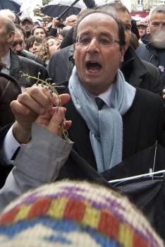 Hollande, vencedor de la primera vuelta del domingo, ayer antes de un acto electoral en Quimper. (Foto: IAN LANGSDON)