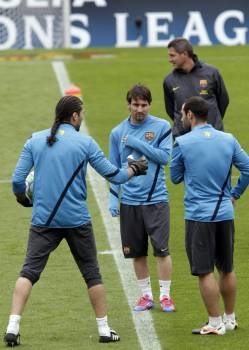 Messi, ayer junto a Pinto y Mascherano durante el entrenamiento del Barcelona en el Camp Nou. (Foto: A. OLIVÉ)