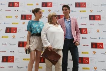 El actor y director Paco León, posa con su madre, Carmina Barrios (c) y su hermana, la actriz María León (i), tras la presentación hoy de la película 'Carmina o Revienta'.