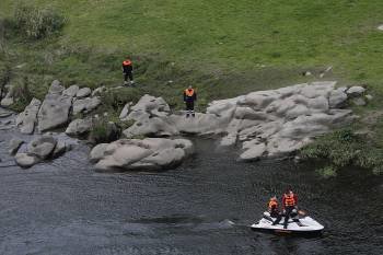 Los efectivos de búsqueda, en la imagen Protección Civil, rastrearon el río durante toda la tarde. (Foto: MIGUEL ÁNGEL)