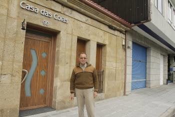 Manuel Góme, a las puertas de su casa vacacional, en Reza. (Foto: MIGUEL ÁNGEL)