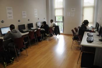 Sala de informática del centro cívico de A Ponte, el que más usuarios recibe de la ciudad. (Foto: MARTIÑO PINAL)
