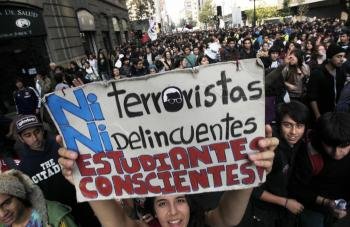 Miles de personas participan hoy, en una manifestación en el centro de Santiago de Chile. EFE