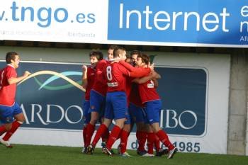 Los jugadores del Ourense celebran uno de los goles obtenidos en O Couto. (Foto: JOSÉ PAZ)