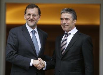 El presidente del Gobierno, Mariano Rajoy (i), saluda al secretario general de la OTAN, Anders Fogh Rasmussen.
