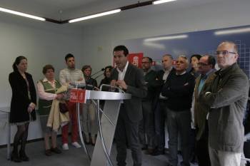 Pablo López Vidal, en el centro, con varios militantes, el alcalde de Parada y cuatro ediles de la ciudad. (Foto: XESÚS FARIÑAS)