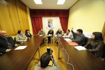 El socialista Javier Rodríguez, segundo por la derecha, se queda solo al votar su moción en el pleno municipal. (Foto: MARTIÑO PINAL)
