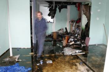Un vecino revisa el interior de la vivienda después de que los bomberos sofocaran las llamas. (Foto: MARCOS ATRIO)