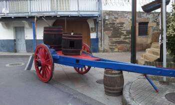 Un carro de época que será parte de los elementos utilizados en la Feira de 1812 en Petín. (Foto: LUIS BLANCO)