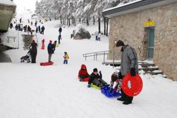 Algunos usuarios disfrutan de la nieve en Manzaneda durante el pasado fin de semana. (Foto: LUIS BLANCO)
