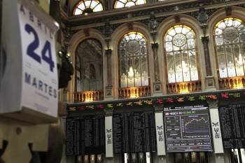 Interior de la Bolsa de Madrid en el transcurso de la mañana de ayer. (Foto: BARRENECHEA)
