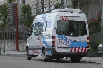 Un vehículo del servicio 065 por la ciudad. (Foto: MIGUEL ÁNGEL)