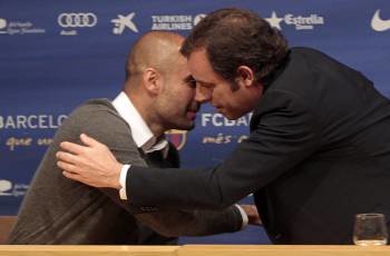Guardiola recibe el abrazo del presidente Rosell. (Foto: A. ESTÉVEZ)