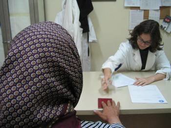 Una mujer inmigrante en la consulta de un centro de atención sociosanitaria de Madrid. (Foto: ARCHIVO)