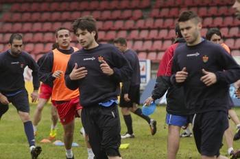 Los jugadores del Ourense, ayer durante el entrenamiento en el campo de O Couto. (Foto: MIGUEL ÁNGEL)