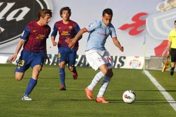 El chileno Orellana controla el balón ante dos rivales del Barcelona B. (Foto: XESÚS FARIÑAS)