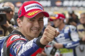 Jorge Lorenzo celebra el mejor tiempo en MotoGP. (Foto: JULIO MUÑOZ)