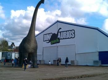 Un enorme Branchiosaurus recibe a los visitantes de la muestra