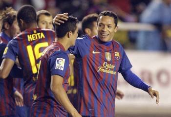 Los jugadores del Barcelona festejan uno de los siete goles. (Foto: V. LERENA)
