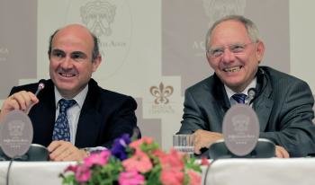 El ministro de Economía, Luis de Guindos (izq), y el ministro alemán de Finanzas, Wolfgang Schäuble (Foto: EFE)