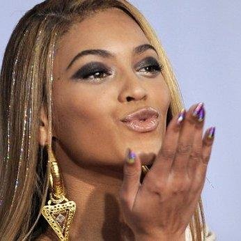 Beyoncé saluda a sus fans tras recibir un Grammy. Foto: EFE/ARCHIVO