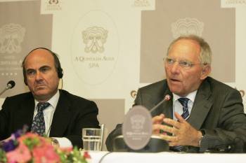 De Guindos escuha la intervención de Wolfgang Schäuble, titular alemán de Finanzas. (Foto: VICENTE PERNÍA)