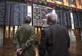 La bolsa española cerró ayer el mes de abril con una caída en torno al 12 %. (Foto: EMILIO NARANJO)