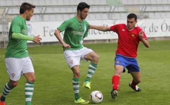 Josu, capitán del Ourense, intenta frenar una jugada de ataque del Ferrol. (Foto: LUIS POLO)