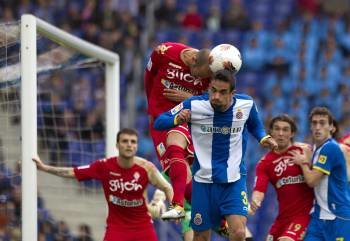 Gálvez despeja ante el jugador del Espanyol Raúl Rodríguez. (Foto: A. GARCÍA)