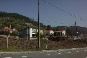 Un núcleo de casas del municipio de Cenlle, rodeado de maleza. (Foto: MARCOS ÁTRIO)
