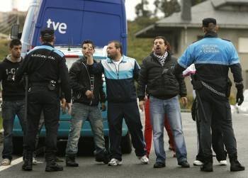 Agentes de la Policía Local de A Coruña contienen a chabolistas desalojados de Penamoa, el 20 de abril. (Foto: CABALAR)
