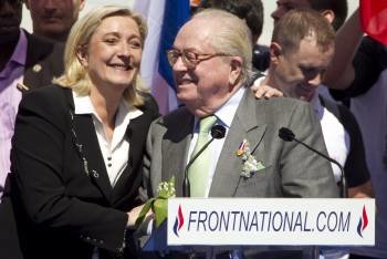 Marine Le Pen abraza a su padre, Jean-Marie, durante la concentracion anual de su partido en París.  (Foto: IAN LANGSDON)