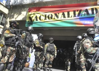 Un grupo de militares custodia el edificio principal de las oficinas de la Transportadora de Electricidad. (Foto: JORGE ABREGO)