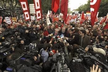 Toxo y Méndez atienden a los medios de comunicación en la cabecera de la manifestación de Madrid. (Foto: JUANJO  MARTÍN)