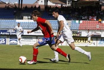 Quintairos conduce el balón ante un jugador del Villaviciosa, en la fase pasada fase de ascenso. (Foto: XESÚS FARIÑAS)