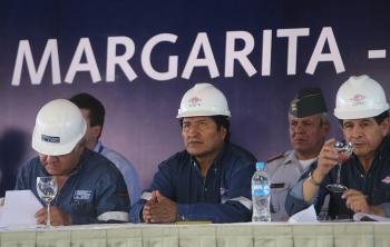 El presidente de Bolivia Evo Morales (c), y el presidente de Yacimientos Petrolíferos Fiscales Bolivianos (YPFB), Carlos Villegas (Foto: EFE)