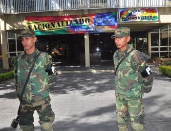 Dos militares hacen guardia hoy, miércoles 2 de mayo de 2012, en la empresa Transportadora de Electricidad (TDE), filial expropiada de la española Red Eléctrica de España (Foto: EFE)