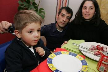 Edgar Serodio, enfermo de atrofia muscular espinal, junto a sus padres en una cena solidaria.