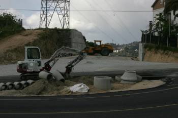 Estado de las obras para conectar la circunvalación este con la carretera de Seixalbo, en Benposta. (Foto: MARCOS ATRIO)