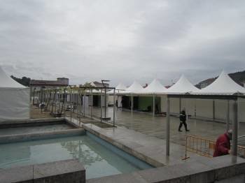 Instalación de las carpas en el recinto ferial situado en la Alameda de Ribadavia. (Foto: LR)