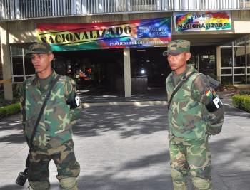 Dos soldados, ante la sede de la filial de REE en la localidad boliviana de Cochabamba. (Foto: JORGE ABREGO)