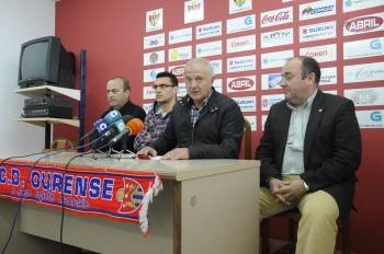 Quiroga, Josu, Seoane y Feijóo, en la rueda de prensa de ayer en el estadio de O Couto. (Foto: MARTIÑO PINAL)