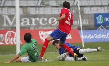 Pato, portero del Ourense, ataja el balón ante su compañero Sergio y un jugador del Ferrol. (Foto: LUIS POLO)