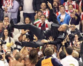 José Mouriño, manteado por los jugadores blancos tras finalizar el partido en Bilbao. (Foto: LUIS TEJIDO)