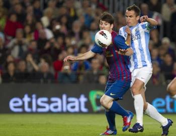 Leo Messi controla el balón ante Duda. (Foto: ALEJANDRO GARCÍA)