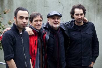 Rubén Losada y Antón Reixa (ambos en el centro), con los promotores del disco homenaje de la banda. (Foto: ÓSCAR CORRAL)