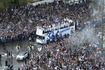 El autobús del Real Madrid a su llegada a la plaza de Cibeles.