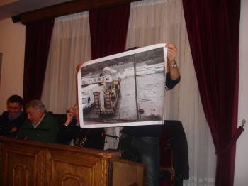 El concejal nacionalista, Vítor Sierra Neves, exhibe una fotografía del antiguo matadero de O Barco. (Foto: J.C.)