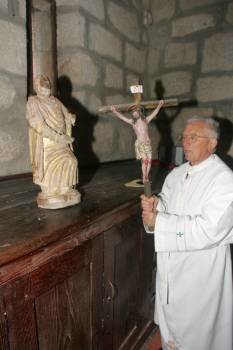 Pedro Blanco muestra el crucifijo que estaba en el retablo. Al lado, la imagen recuperada. (Foto: MARCOS ATRIO)